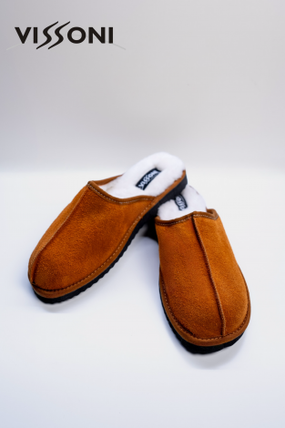 Men′s slippers made of genuine lambskin leather