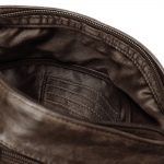 Просторна чанта през рамо от мека телешка кожа