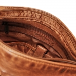 Просторна чанта през рамо от мека телешка кожа