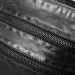 Просторна чанта през рамо от мека телешка кожа