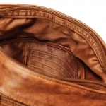 Просторна чанта през рамо от мека телешка кожа