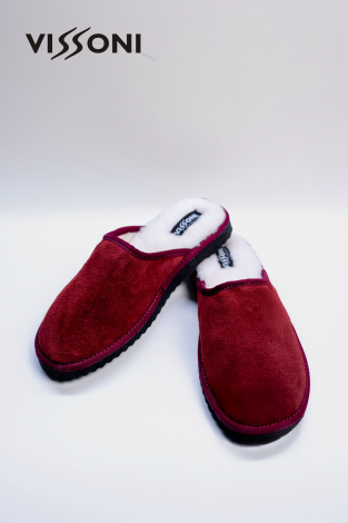 Men′s slippers made of natural lambskin