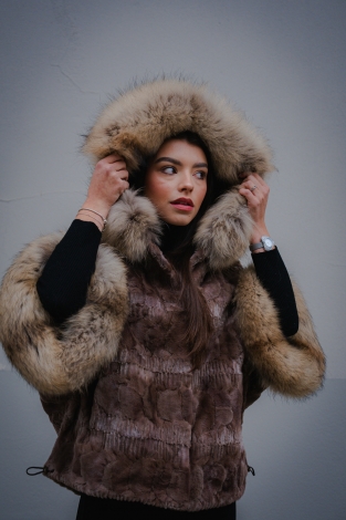 Дамско палто от естествена норка с акценти от лисица